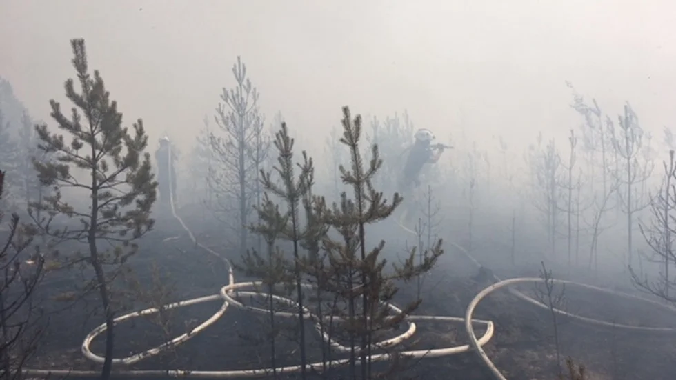 Ett brinnande inferno i norra Hälsingland mötte brandmännen från Strängnäs. På bilden skymtar Daniel Klein och Karin Filz.