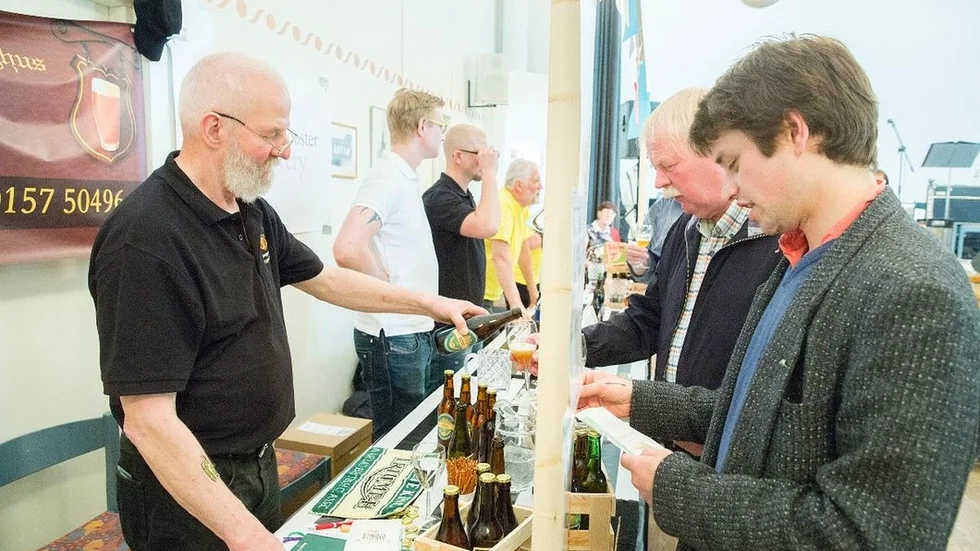 Rune Mårtensson, ordförande och arrangör i Sköldinge ölkultur, häller upp öl under en tidigare tävling.