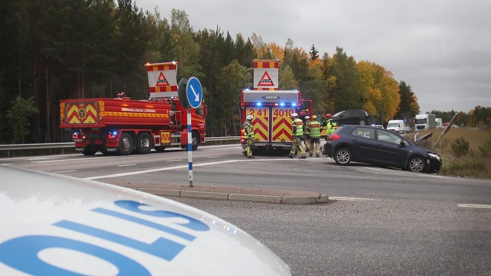 Två bilar var inblandade i en krock vid infarten till Härad, där gamla E 20 korsar riksväg 55, under onsdagsmorgonen. Två kvinnor fördes med ambulans till sjukhus.
