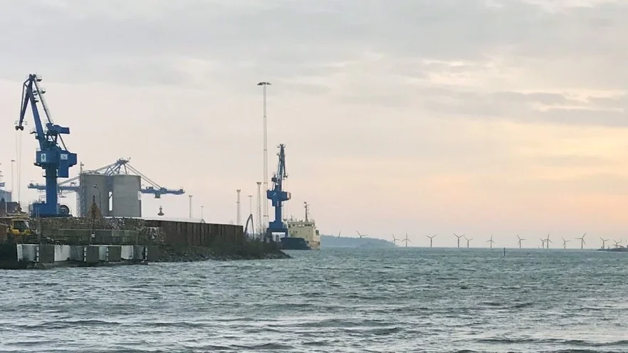 Ny siluett? Montaget som vindkraftsbolaget själva gjort visar hur utsikten från Oxelösunds hamn skulle kunna förändras. Vindkraftsverken skulle byggas långt ut i den yttre skärgården, men är så stora att de syns såhär pass tydligt in till land.