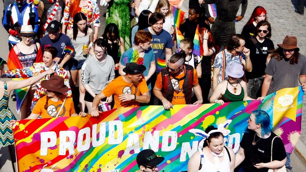 Centerpartiet står stolt upp för allas rätt att älska den man vill. I Eskilstuna, i EU-parlamentet, i Riksdagen, skriver Fredrick Federley. Bilden är från Pridefestivalen förra året i Eskilstuna.
