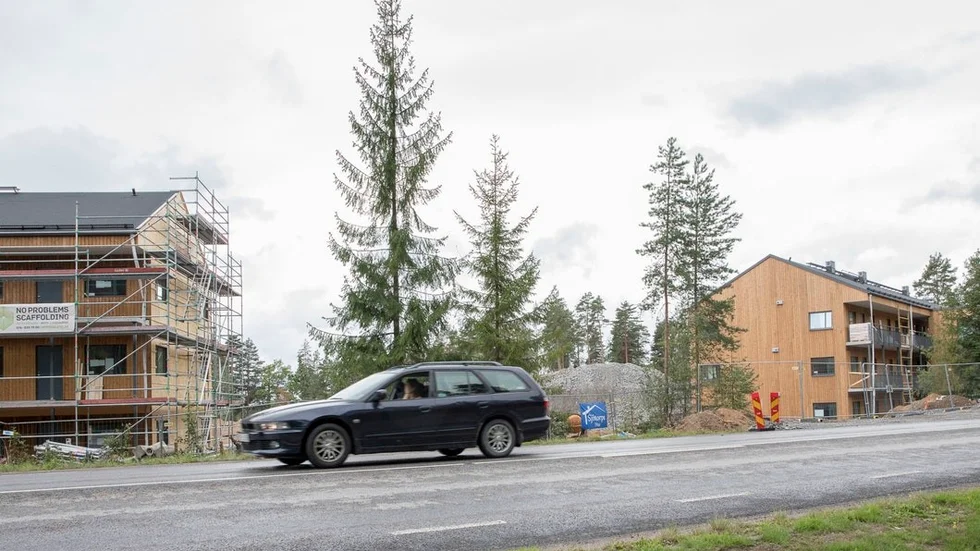VA-anslutningarna från husen är klara men anslutningen längre ner i området sinkas av kravet på en utgrävning.