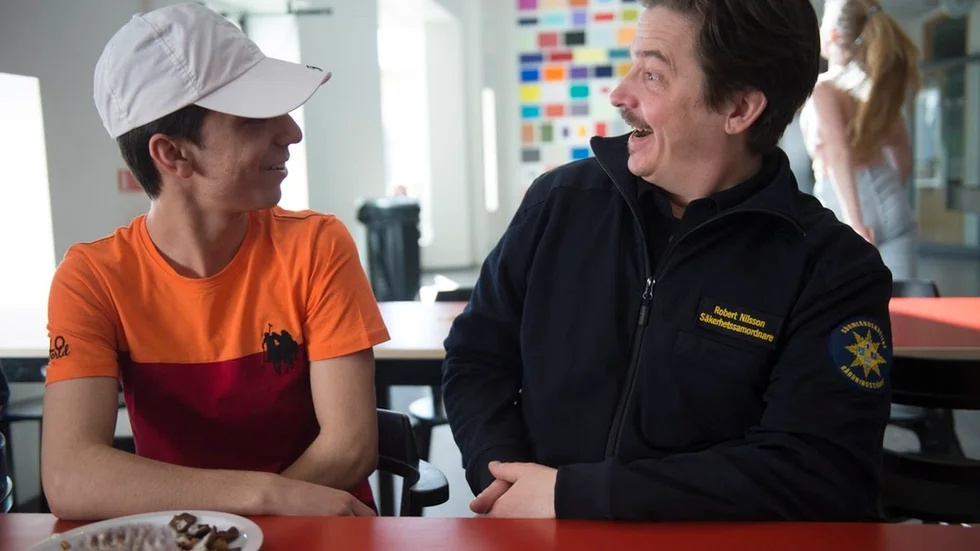 Säkerhetssamordnare Robert Nilsson och eleven Avend äter lunch och skämtar tillsammans. Robert Nilsson är inte så säker på att övervakningskameror på Alpha är en bra idé. – Väger man inskränkningarna i integritet mot vinsten säkerhetsmässigt så tror jag att vi ska prova andra saker, säger han.