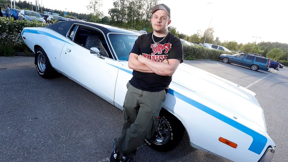 Mikael Poikela, från Söderträlje, kom till måndagsträffen i sin Dodge Charger 74:a. Klass. Klass hela vägen, Mikael.