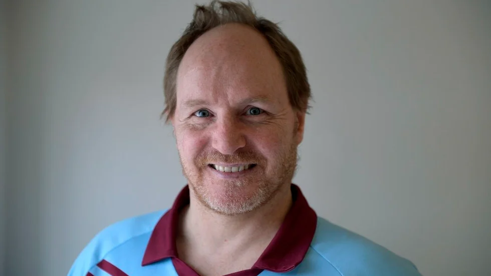 Morgan Alling föreläser i Djäknehallen.
