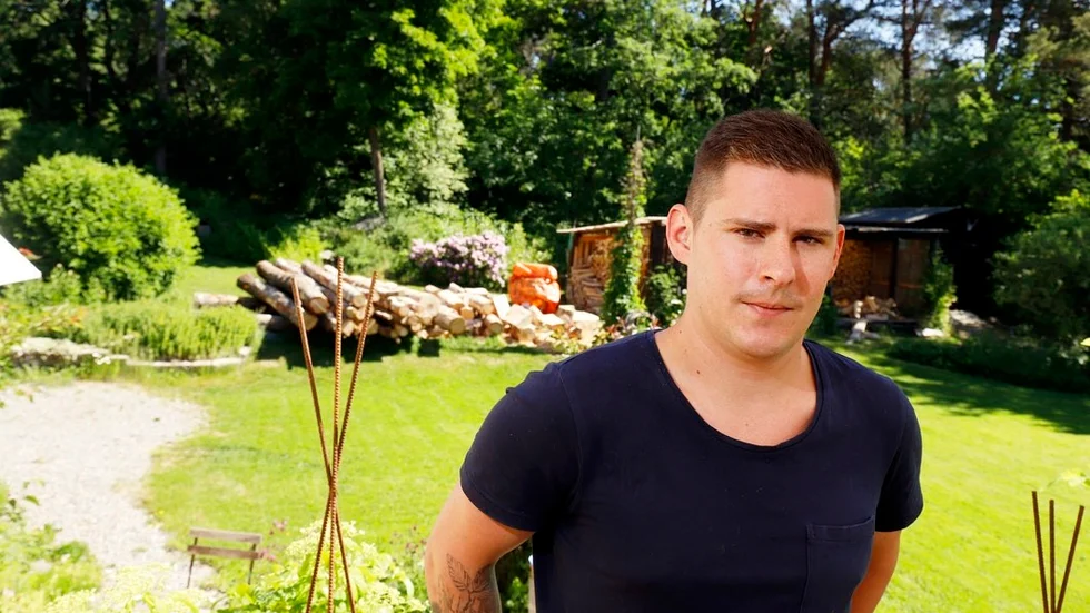 26-åriga Åkersbon Hampus Nilsson är själv jägare och tillbringar mycket ledig tid i skog och mark. Han uppmanar hundägare att ha bättre uppsikt på sina djur.