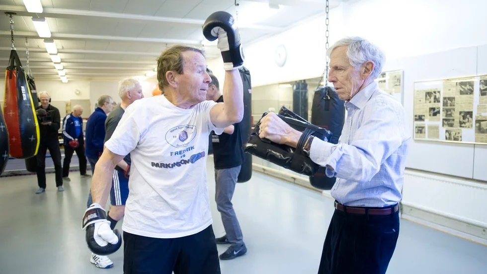 När jag slår syns inget av skakningarna, säger Fredrik Croneborg från Narva boxningsklubb som besökte Nyköpings boxningssällskap tidigare i veckan. Han hittade en sparringpartner i Klas Wikander som testade Parkinsonboxning för första gången. Jag lovar att det här inte är sista gången, sade Klas nöjt efter första passet.