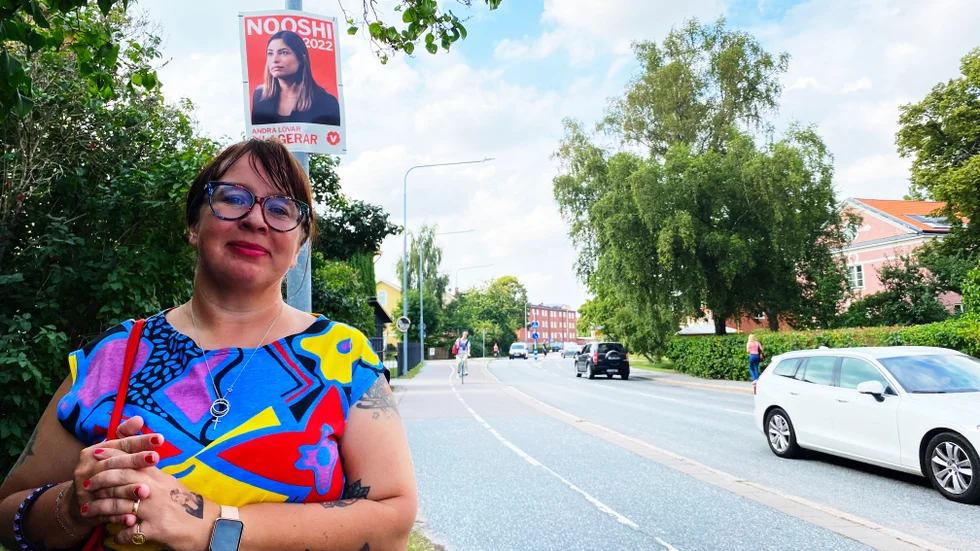 Ylva Larsdotter är valledare för Vänsterpartiet. Många partier har fått flytta affischer under första veckan, på grund av felaktiga placering, bland annat V, säger hon.