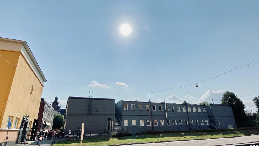Solen gassade över Fristadsskolan på onsdagen. Efter lunch fick eleverna gå hem, på grund av de varma lokalerna.