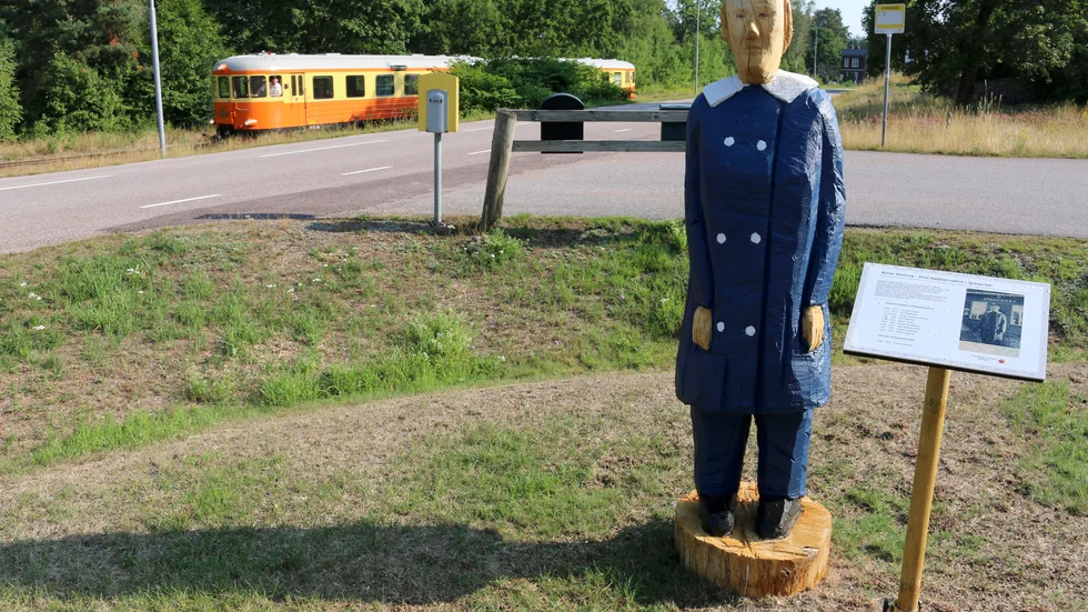 Karin Axelsson vaktar alltjämt när "Smalspåret" drar förbi.