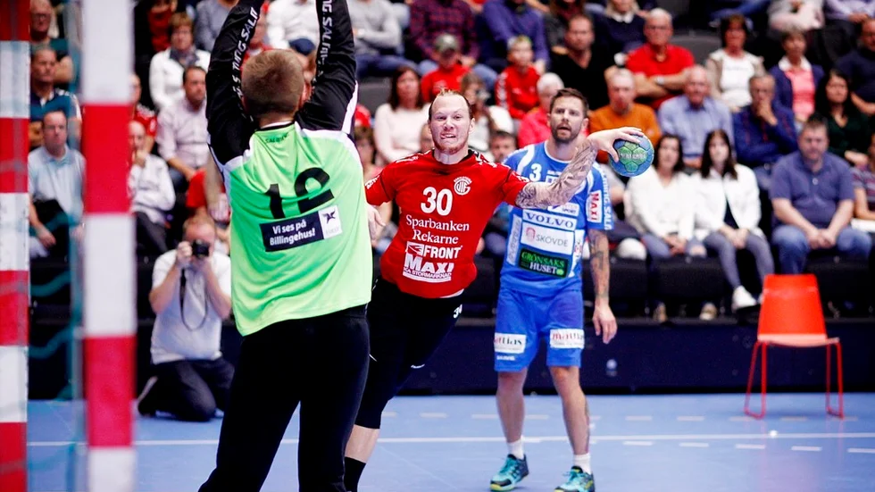 Emil Hansson böjer handleden på ett läckert sätt för ett finurligt avslut mot Skövdes duktiga målvakt Petter Andersson. Fast Emil hittade nätmaskorna hela 14 gånger blev det Guifförlust.