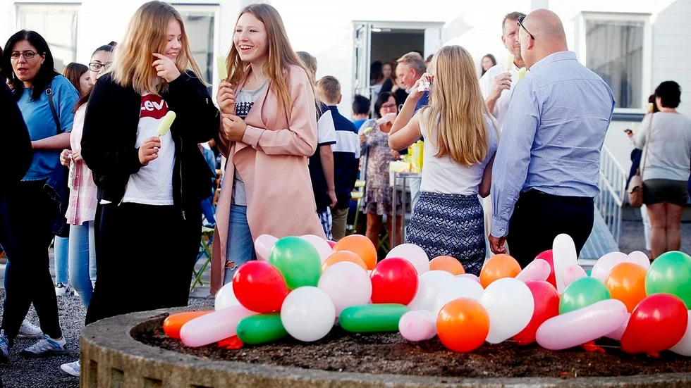Första skoldagen var extra festlig med ballonger och glass på innergården. Bim Vernersson och Ebba Talleus gick tidigare på Engelska skolan med valde Fristadsskolan inför sjuan. Det är kul att prova på något nytt, säger de. Och på Engelska skolan var det för lite svenska.