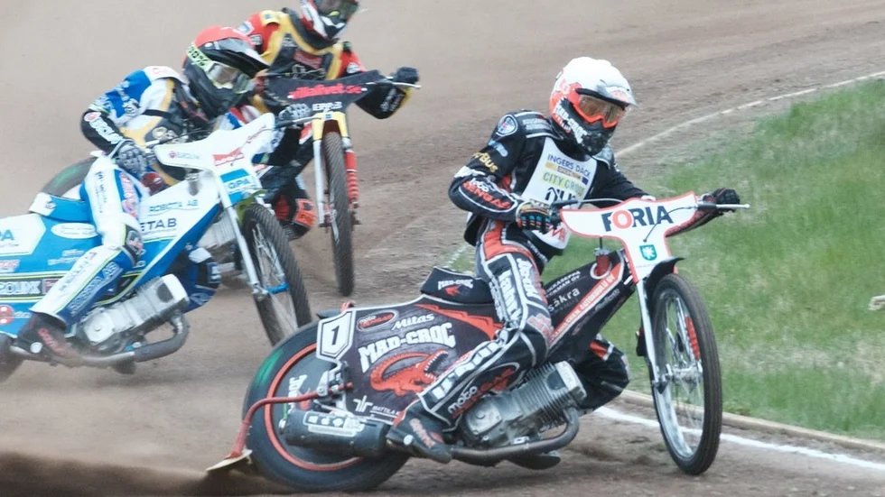 Timo Lahti var totalt överlägsen i sina två första heat när Griparna bortaslog Örnarna...