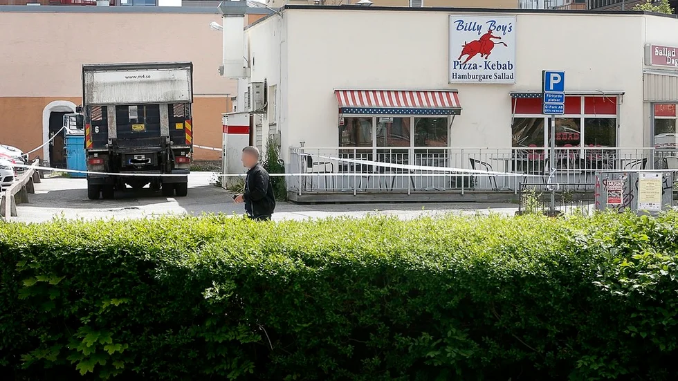 Lastbilen dumpades utanför restaurangen Billy Boy's i korsningen Kungsgatan/Tullgatan. OBS: Personen på bilden är inte chauffören.