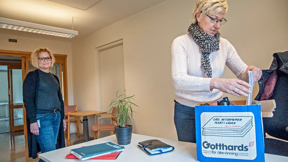 Jobbcoacherna Helena Olsson och Yvonne Johansson packar upp i nya, men provisoriska lokaler granne med Kustbostäder. Nu startar Drivhuset som ska hjälpa oxelösundare som fastnat i långtidsarbetslöshet.