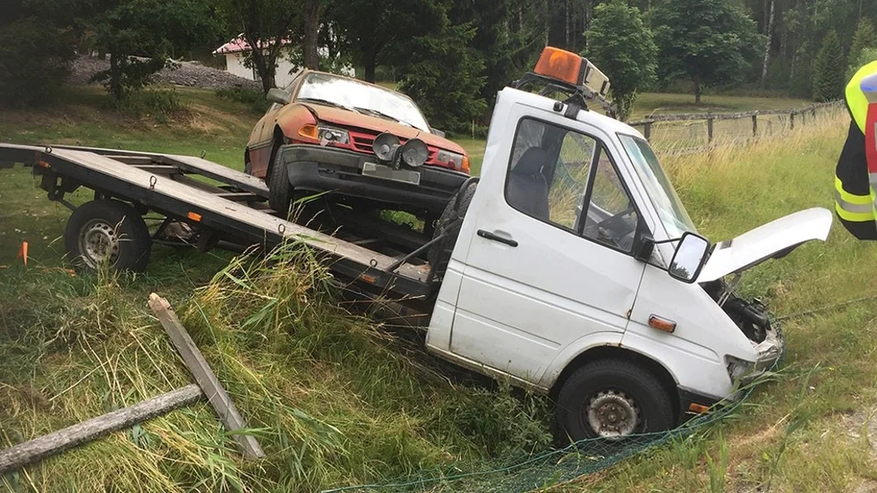 Så här slutade den obehagliga färden för den man som satt i skrotbilen på flaket när handbromsen gav vika och den lätta lastbilen började rulla nedför en slänt.