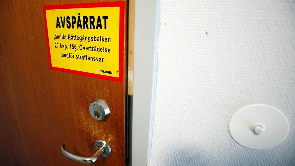 Polisen utreder mord efter att två döda hittats i en bostad i Malmköping på lördagskvällen. Kropparna ska obduceras den kommande veckan.