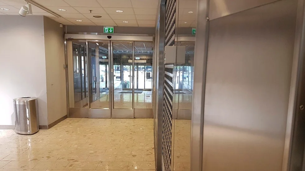 Det var när 25-åringen och hans kamrat skulle ledas ut genom de här dörrarna som tumultet uppstod.