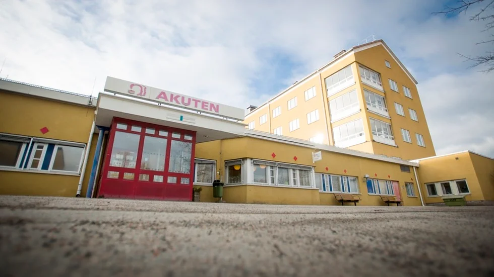 Natten till i tisdags dog en man i polisens arrest. Han kom direkt från en undersökning på akuten. Nu utreder Kullbergska sjukhuset händelsen.