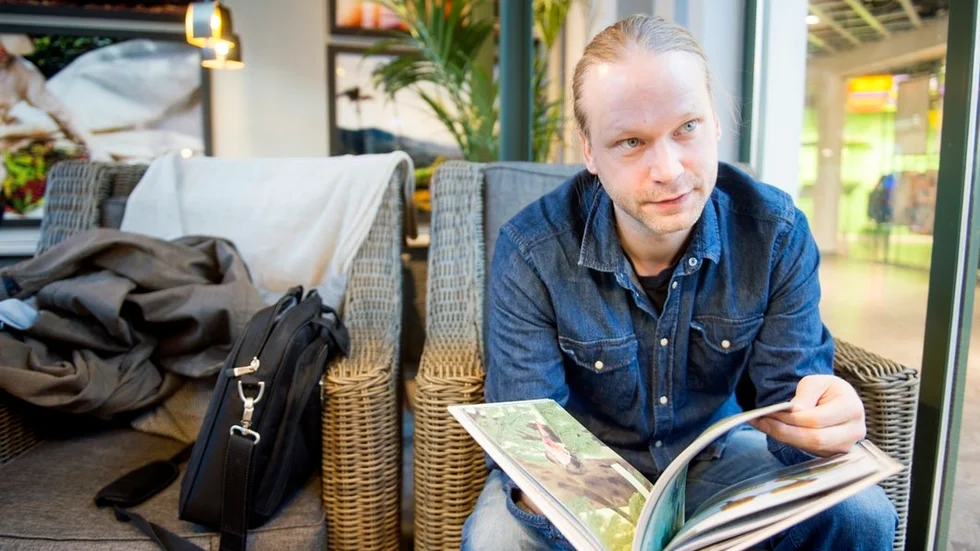 Han har märkt björnar, mätt örnungar och vägt vargvalpar. Nu delar naturskildraren Martin Emtenäs med sig av sin förundran över djuren till de yngsta och debuterar som barnboksförfattare med boken "Vilda djurboken".  Vid sin sida har han tre av Sveriges bästa illustratörer, Per Gustavsson, Cecilia Heikkilä och Joanna Hellgren.