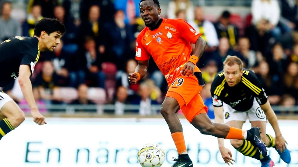 Mohamed Buya Turay hann med att både bli målskytt och utvisad när AFC Eskilstuna oväntat åkte ur Svenska Cupen på onsdagskvällen. Arkivfoto: Niklas Holm