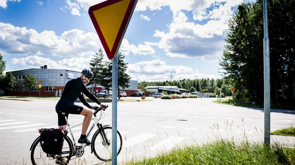 Enligt Transportstyrelsen har både bilister och cyklister skyldighet att väja mot varandra i cykelpassager.