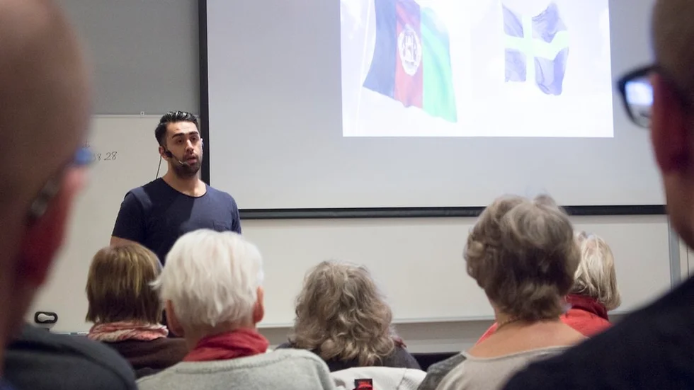 Mustafa Panshiri kom till Sverige för 18 år sedan. Han var den första polisen i Sverige med rötterna i Afghanistan. Var han än kom lyssnade ungdomarna på honom. Nu tar han tillvara på det fullt ut. Hörsalen var på kulturhuset Ängeln var fullsatt under onsdagskvällen när Panshiri gästade Katrineholm.
