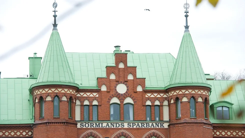 Nu tänker Sörmlands sparbank lämna in en stämningsansökan mot förre vd Joacim Lindgren. Banken kräver att han betalar tillbaka miljoner.