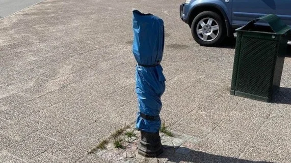 Pollaren på Kyrktorget har blivit skadad. Ska den repareras eller tas bort?