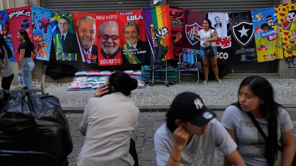 Handdukar för båda huvudkandidaterna i valet senare i år till försäljning i Rio de Janeiro.