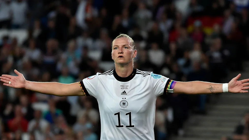 Alexandra Popp firar 1–0-målet i semifinalen mot Frankrike.