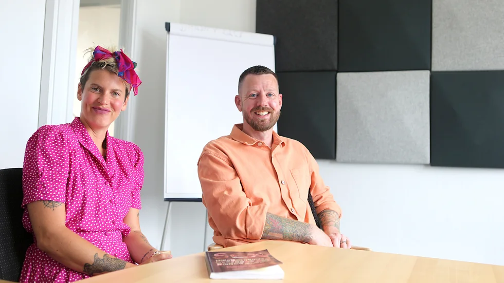 Nina Rung och Erik Bäckström släpper läroboken "Sexualitet, samtycke och relationer" på fredag.
