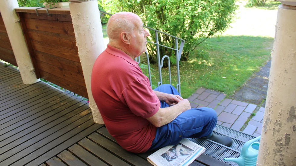 Här, i solen ute på trappan, satt Ronny Eriksson när bedragaren ringde.
