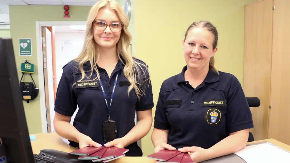 Matilda Wikberg och Lina Granberg har mängder av outhämtade pass liggande i en låda i receptionen i polisstationen i Piteå.