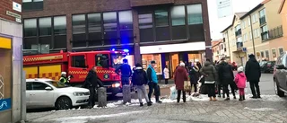 85-årig kvinna påkörd av bil i centrala Nyköping – har förts till sjukhus