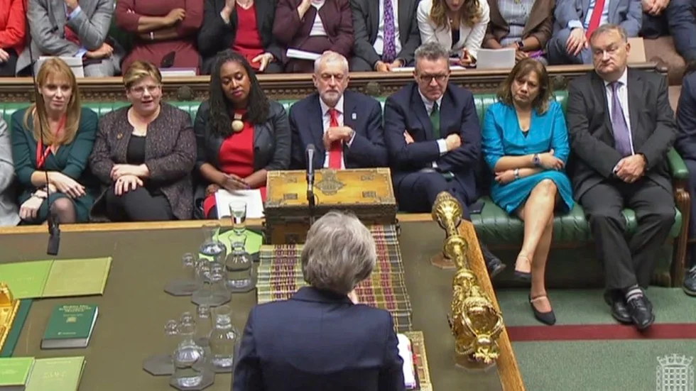 Storbritanniens premiärminister Theresa May försöker få det brittiska parlamentet att säga ja till avtalet om hur landet kan lämna EU. Många ledamöter vill inte gå ur alls och andra som tycker tvärtom anser att avtalet är dåligt för att det försöker rädda det som räddas kan.