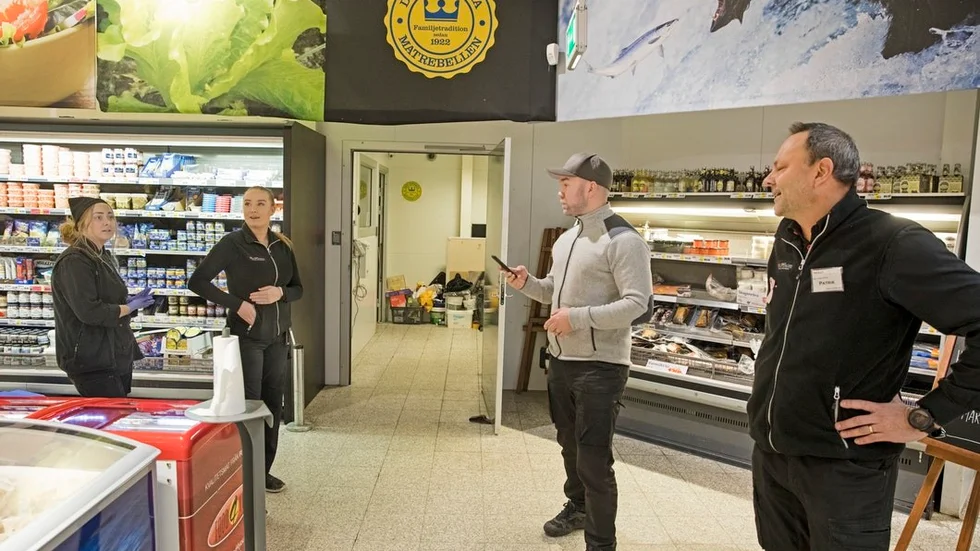 Mio Svahn och Patrik Wirlén menar ett en av framgångarna för Matpiraten är personalen. Här går de igenom dagen med Emma Ottosson som har varit med sedan starten och Ebba Wettergren som har arbetat ett och ett halvt år på Matpiraten.