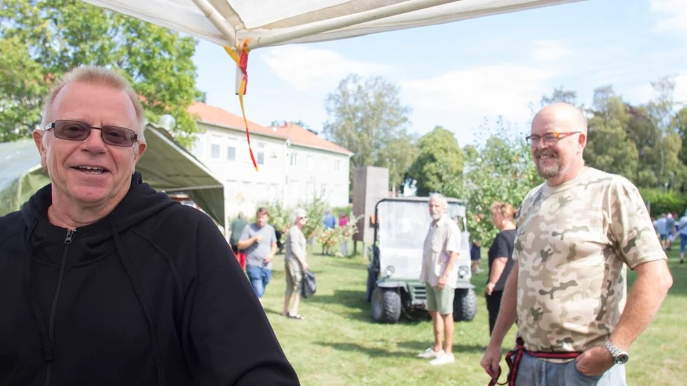 "En trevlig tillställning" säger Kjell Finnberger, ordförande i Österåkers Skytteförening. Till höger Gjörling som hjälpte besökarna att prova på sporten.