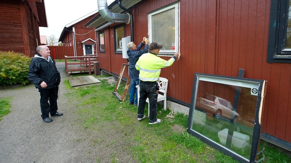 Medlemmarna på Jönåkers golfklubb Krister Eriksson och Roy Krantz hjälpte Sture Lisstrand att montera ett nytt fönster på restaurangen efter inbrottet.