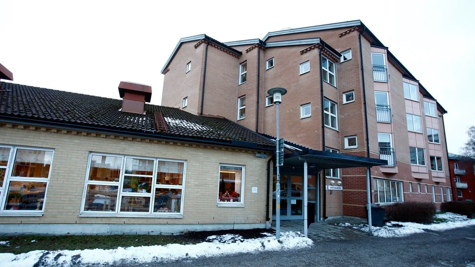 På Kristinagården i Strängnäs dansar de boende när Kent Lindström kommer och spelar för dem. Foto: Joakim Serrander.