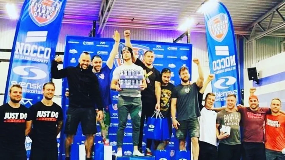 Matias Lindgren och Simon Casey överst på prispallen efter tävlingen i Linköping.