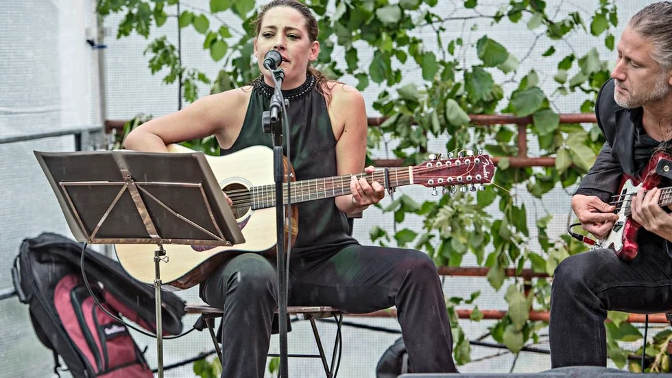 Sångerskan Sanna Carlstedt dyker upp hos Gnesta Unplugged senare i vår.