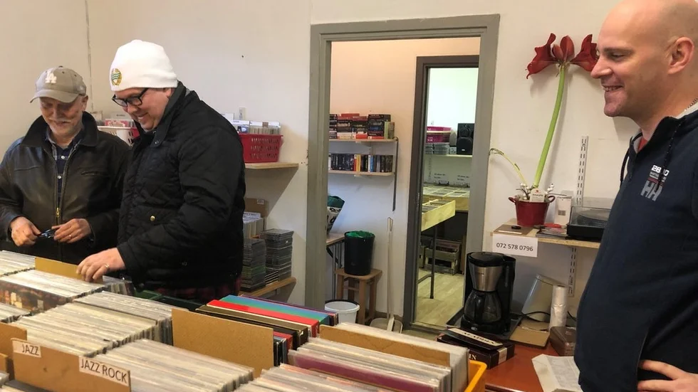 Markus och Harry Koskinen föredrar att inte fynda begagnade skivor på webben även om de ibland lyssnar på musik via Spotify. "Här kan man ju känna och se på både omslag och skivor." Jonas Flink är nöjd med att jobba i skivaffären.