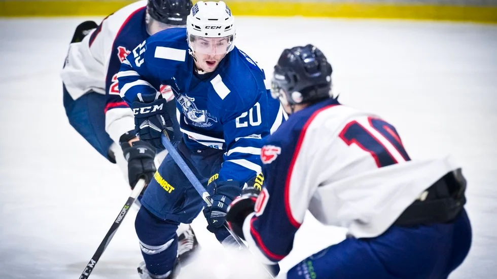 Kevin Stråhle hade kul på isen liksom många andra i Gnesta IK. Kevin gjorde fem av lagets tolv mål mot Mariehamn.