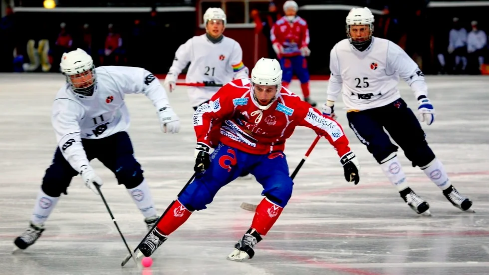 En Västanforsspelare är på väg igenom men Victor Nilsson hinner emellan, bakom avvaktar Jesper Ekström och Linus Doktare