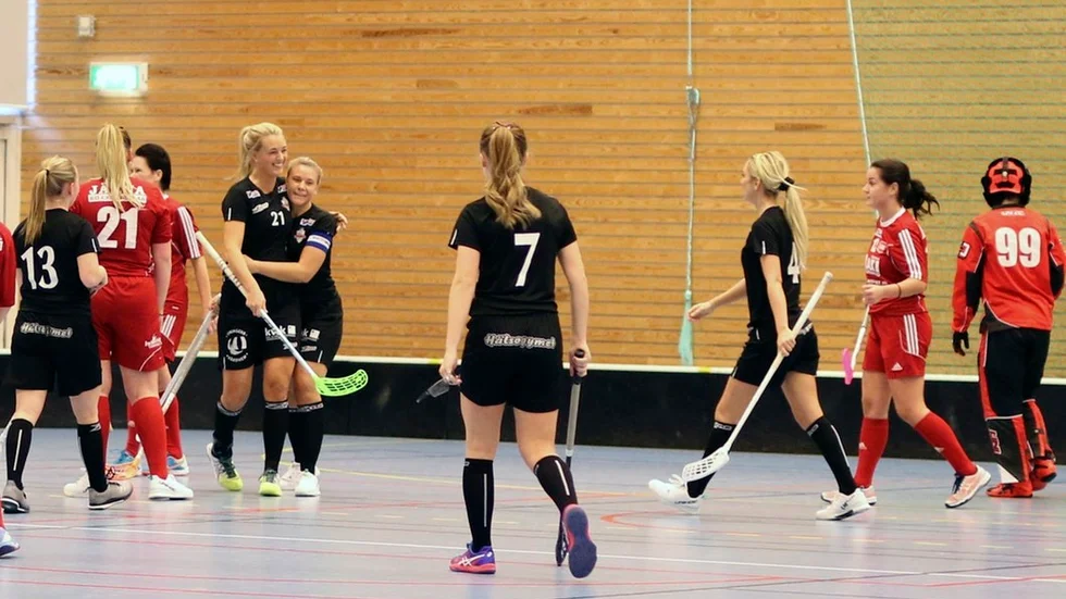 Sandra Strömberg, FBC:s bästa spelare, kramar om Moa Pettersson efter ett av hennes två mål i bortamatchen mot Järna. Foto: Mattias Kovacs