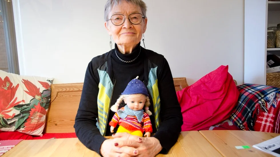 "Boken om Sara är resultatet av ett projekt, ett annat är att jag skriver till morfar där jag rekapitulerar och ställer frågor, berättar Anna Åhman tillsammans med dockan Sara som alltid är med under hennes föredrag.