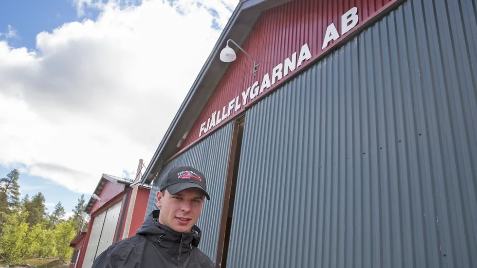 Hampus Rosén är nyutexaminerad helikopterpilot och praktiserar hos Fjällflygarna i Adolfström.