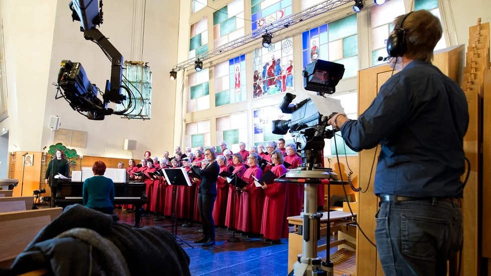 De tv-sända högmässorna från S:t Botvid var av högsta klass, skriver insändarskribenten och uppmanar människor att vara kvar i kyrkan. FOTO: JENS ALVIN