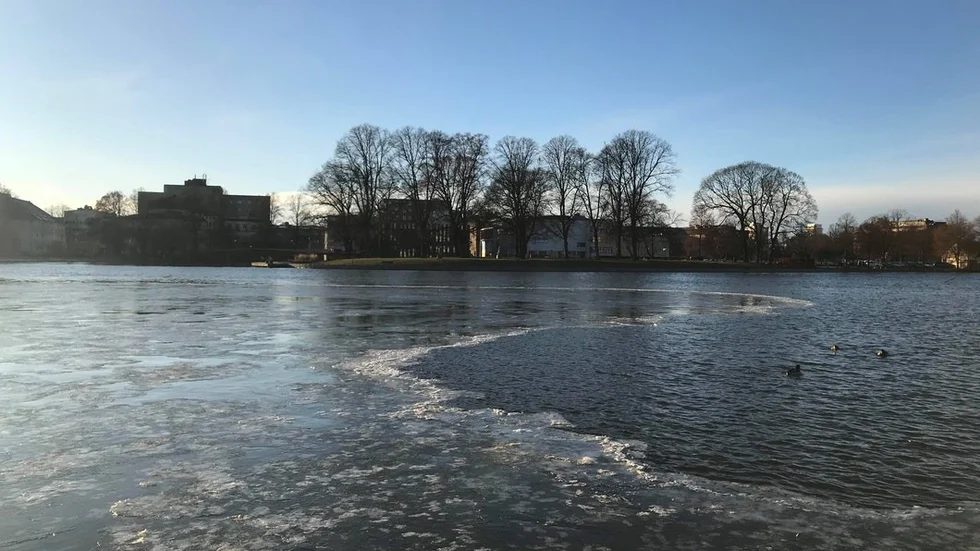 Isen täckte delar av Eskilstunaån på lördagen.
